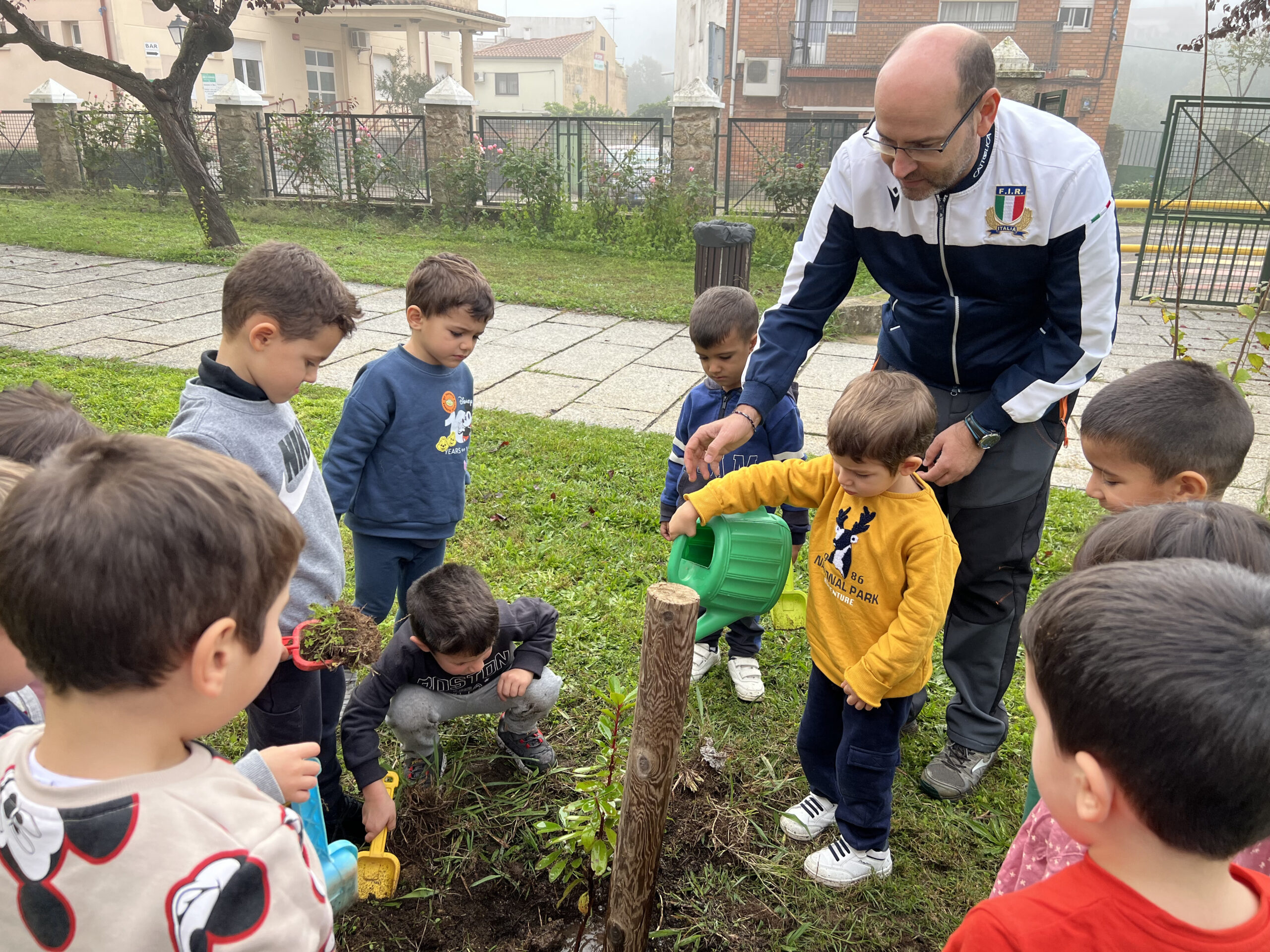 SIEMBRA ÁRBOLES EN EL COLE curso 2023/2024